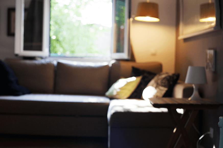 Ambiente contemporâneo valorizado por diferentes pontos de iluminação